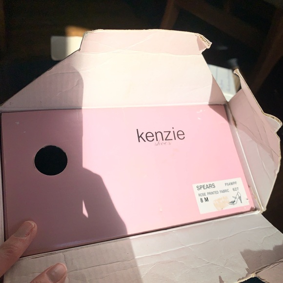 Rare Vintage Kensie Embroidered Rose Mary Janes💕❤️💕 with original box🤗 - Picture 10 of 12